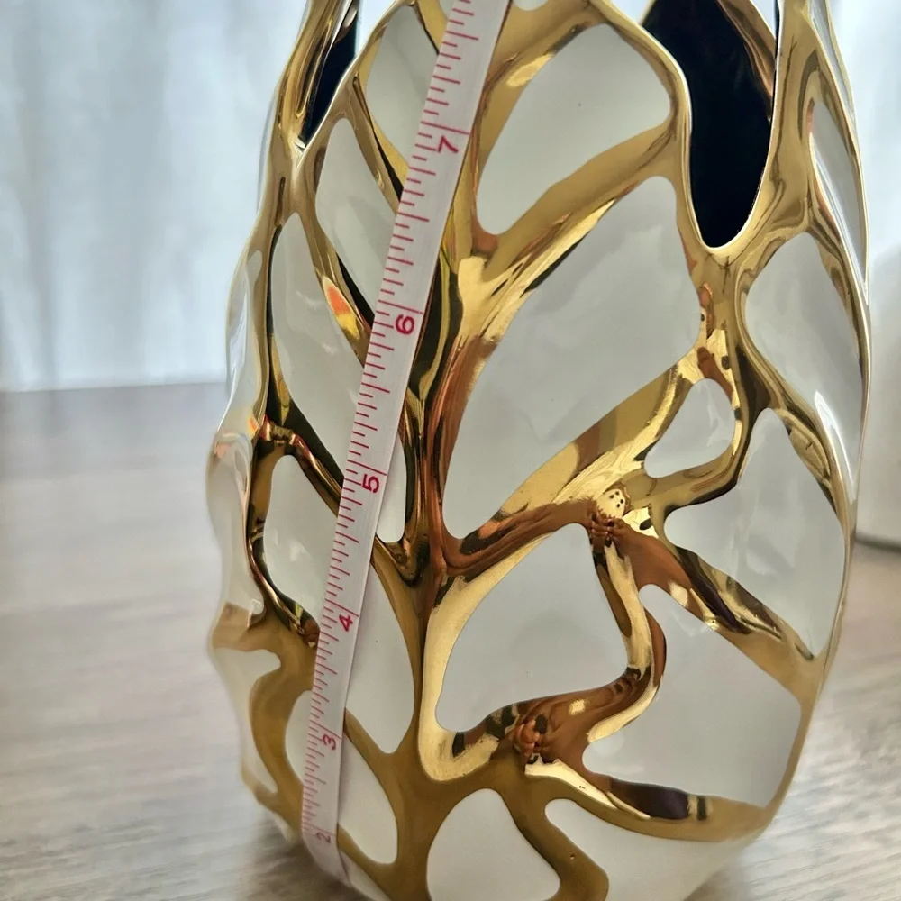 Gold and White Leaf Design Vase-Amazing Condition! - Picture 2 of 4
